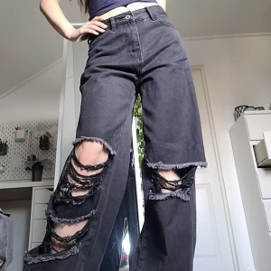 Jenas - Ett par svarta jeans rivna vid knäna. De är från Shein, aldrig använda.