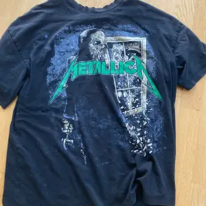 Säljer en svart Metallica t-shirt med ett coolt tryck på baksidan. T-shirten är i storlek S men är väldigt Baggy och har korta ärmar. Perfekt för alla Metallica-fans! Den är i välanvänt skick men fortfarande riktigt snygg. Passar bra till vardags eller på konsert.💞