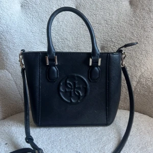 Guess väska - Jätte söt väska från guess! 