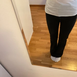 Svarta jeans från Lindex - Säljer mina högmidjade svarta bootcut jeans från Lindex i storlek 36. Perfekta för både vardag och fest och de passar till allt💗Har använt ganska många gånger men de är ändå i ett väldigt bra skick. Priset kan diskuteras och kom gärna privat för fler bilder💗💗