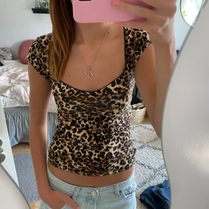Leopard topp  - Leopard topp från Nelly, helt oanvänd i strl S☺️