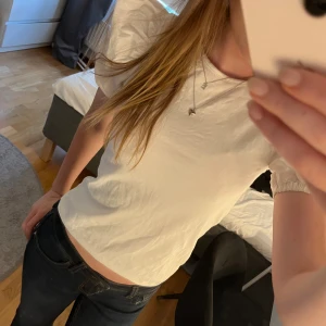 Topp med puffärmar - Vit topp med puffärmar från hm. Jättefin och toppenskick
