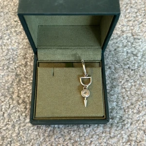 Maria Nilsdotter örhänge - Så fint unikt örhänge ifrån Maria Nilsdotter. Nypris ca 3000kr