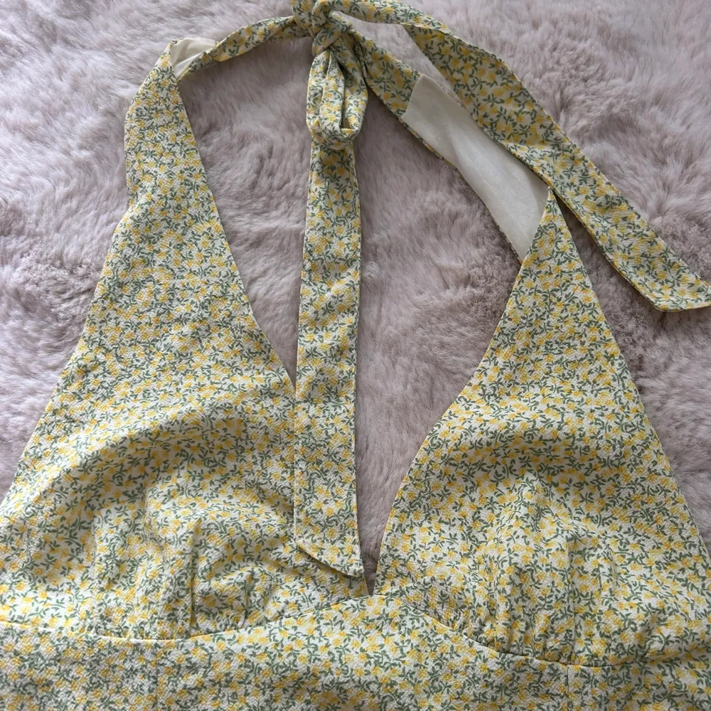Supersöt sommarklänning från H&M som man knyter själv✨ Storlek 40 men passar mig som är en S/M. Skulle säga den sitter som en 36/38. Mekot.