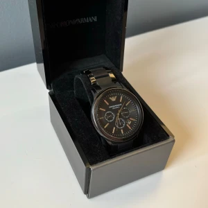 Emporio Armani Renato AR2453 solid stainless Steel 50meters/5atm. Nytt pris 4500 - Fick två i student present. Aldrig använd. Original förpackning. Nytt pris 4500