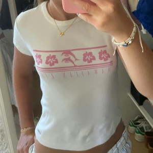 Baby tee - Jättefin baby tee från pull&bear, inga tecken på användning 🩷I storlek M men det är ju en baby tee så den sitter som XXS