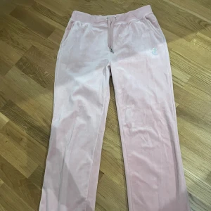 Rosa mjukisbyxor från Juicy Couture - Säljer mina rosa Juicy Couture byxor då dem inte kommer till nån användning längre.💕