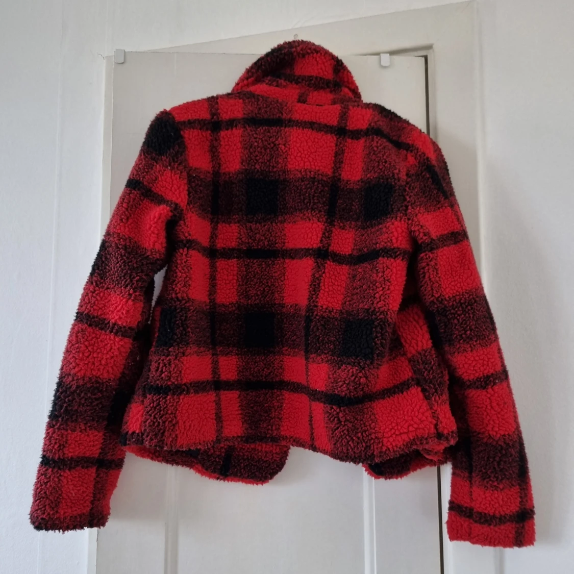 Röd och svart rutig teddyjacka från ONLY - 90