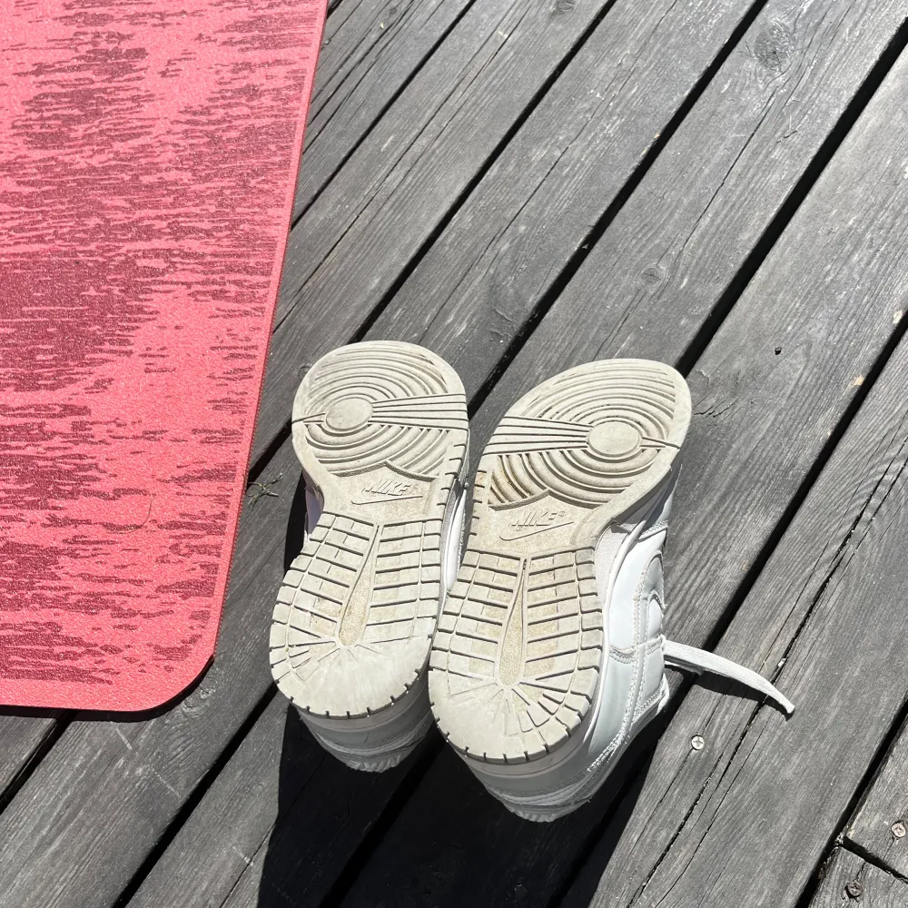 SÀljer dessa grÄa dunks, lite anvÀnda. De Àr lite smutsiga men tvÀttas rent innan frakting och sprutas med skordeo. Inga skador, nypris: 1299| mitt pris: 429. KengÀt.