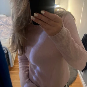 Rosa stickad tröja - Säljer denna rosa stickade tröjan då jag har en likadan☺️Jätte skönt material och super söt färg. Använd fåtal gånger🥰Passar perfekt nu inför hösten och skolstarten. Passar mig som har S men skulle säga att den passar Xs med.