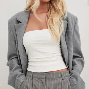 Tubtopp från NAKD - Tubtopp från NAKD. Använd enstaka gång. Originalpris 299 kr. https://www.na-kd.com/sv/produkter/double-folded-tube-top-offwhite-1044-000284-0260