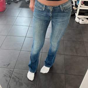 Super fina jeans bootcut low waist har ingen användning av dessa❤️