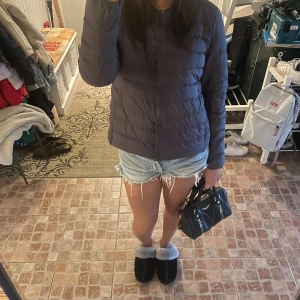 Uniqlo jacka - Säljer denna jätte fina höstjacka som endast blivit använd i 1-2 månader.  Inte för varm och inte för kall, perfekt för hösten!🍁🥰🫶😇 Nypris ligger på 800 kr.