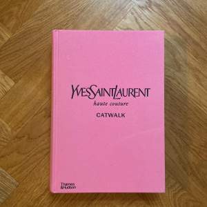 Nyskick yves saint Laurent coffee table book! 