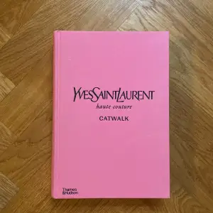 Nyskick yves saint Laurent coffee table book! 