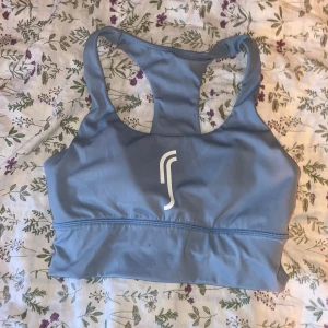 Sport Bh - Fin sport-bh från märket RS Sports! Hör av er till mig om ni har frågor eller vill ha fler bilder! Har även lagt upp en del andra träningskläder på min plick så kika gärna där vid intresse!🤩