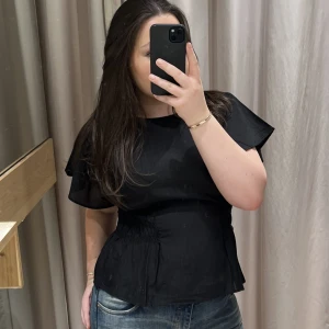 Svart topp - Finaste toppen från H&M!! Använd fåtal gånger.