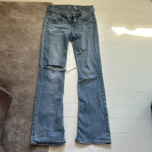 Jeans - Lågmidjade jeans❤️ De har lite hål i sig, därav priset😊