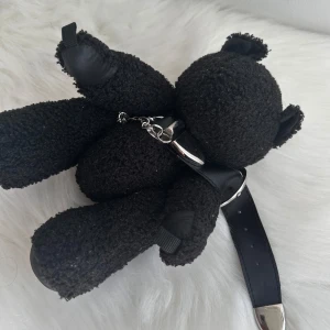 Björn väska - Liten svart Björn ❤️ Söt accessoar eller prydnad. Obs den är inte jättestor utan är liten! Köptes från amazon 