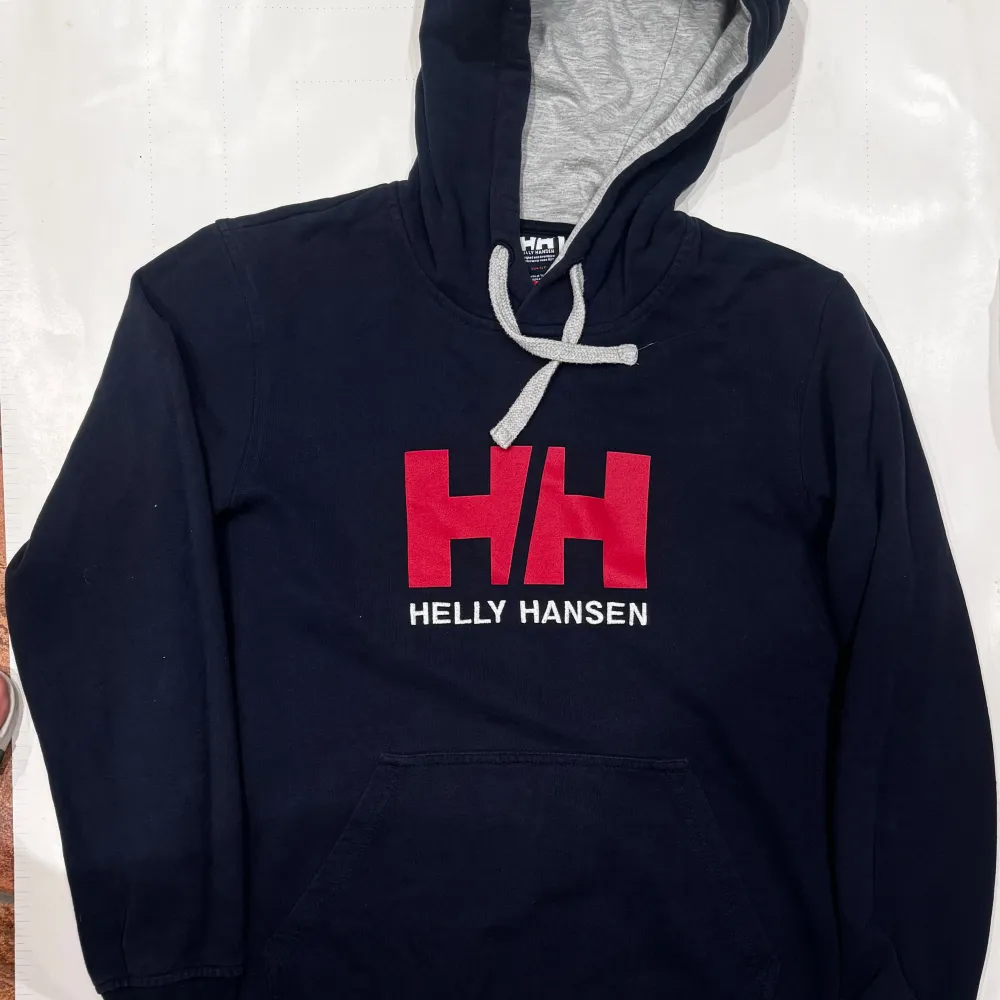 Helly  Hansen  Perfect condition.  Thick  and soft .  With pocket in front and hoodie .  . Hoodies.