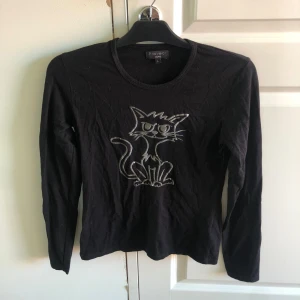 jättegullig tröja med katt - tröja med en katt och lite bling! är i bra skick👍 tvättas före det skickas!❤️