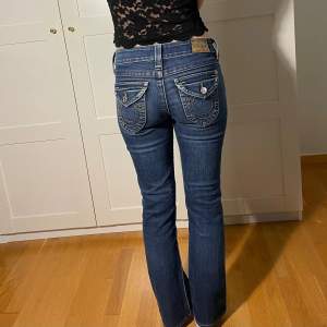 Säljer ett par snygga blå true religion jeans köpta på second hand, jätte bra skick. de är lågmidjade bootcut🥳