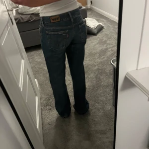 Levis - Mörkblåa levis 570. Midjemått 39, innerbenslängd 79. Butcut 