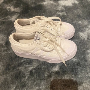 Adidas Nizza - Använda ca tre gånger! Skicket syns på bilden! Strl 37 1/3