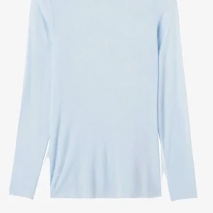 Ljusblå långärmad tröja - Säljer en superfin ljusblå intimissmi tröja den har som ett litet rivmärke på framsidan men man kan bara ha den åt andra hållet o den ser precis likadan ut❤️❤️