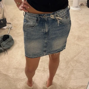 Jeanskjol  - Säljer en snygg jeanskjol från G-star i storlek S. midjemåttet är 42cm och den är 38cm lång. Säljer pågrund av att den är för stor för mig.❤️‍🔥