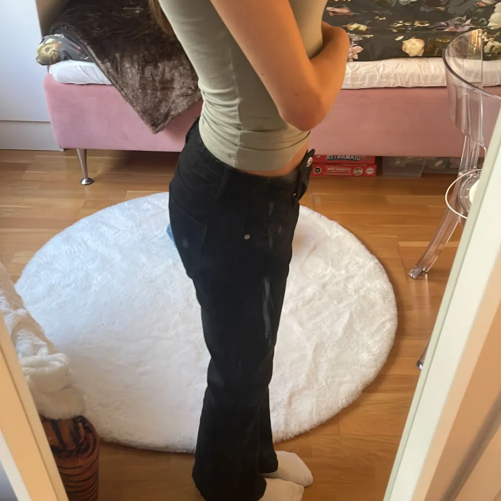 Ginatricot perfekt jeans använt många gånger men de är fortfarande i bra condition. Lowwaist och bootcut. Jeans & Byxor.