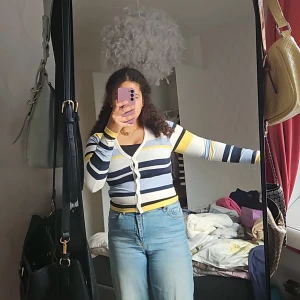 Cardigan från bik bok - Söt topp från bik bok. Säljer då den inte används. Har använts 2-4 gg sparsamt och är i fint skick.