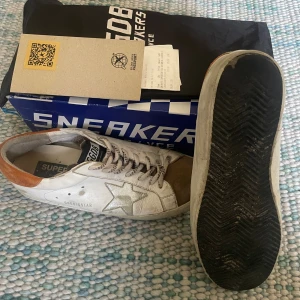 Golden goose superstar - Snygga superstars i använt skick | de har limmat heeldrag som har gått upp | kan skicka med limmet som är gjort för sulor, limmet håller i ~2månader | storlek 43 normal storlek