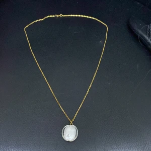 Halsband  - Säljer detta halsband. Det är ganska gammalt men väldigt fint! 