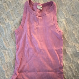 Rosa ribbad linnetopp - Säljer en superfin rosa ribbad linnetopp från Gina Tricot! köpte för ca 3 år sen så finns nog inte kvar att köpa ny🩷 nyskick