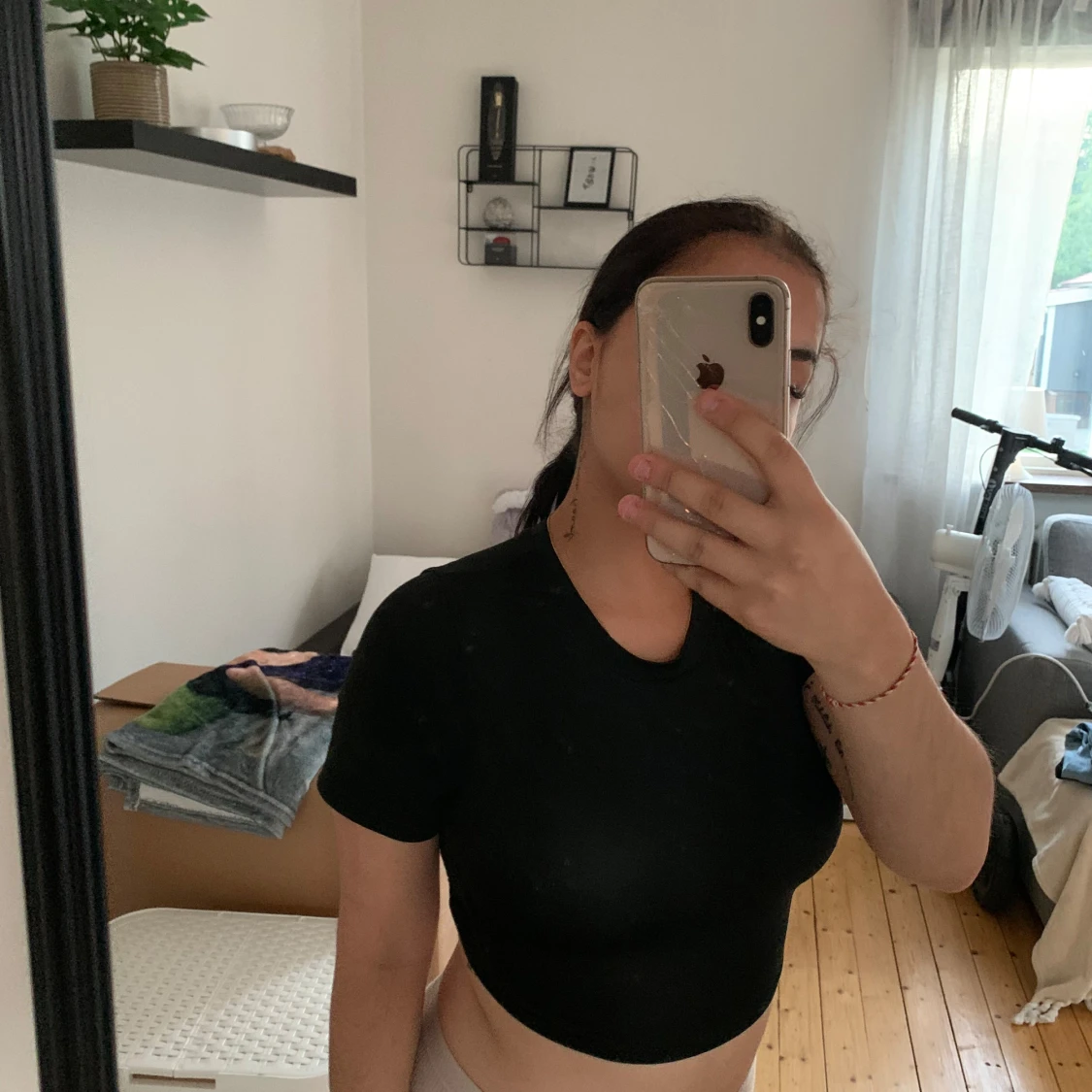 Svart croppad topp med öppen rygg