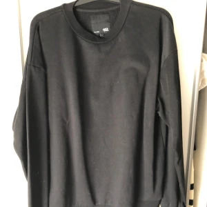 Svart långärmad tröja från 157 - Säljer en svart långärmad tröja från lager 157. Tröjan är i storlek L. Väl använd, bra skick