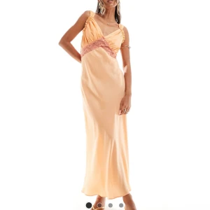 Klänning asos - Säljer denna fina klänning från asos. Oanvänd. ❤️