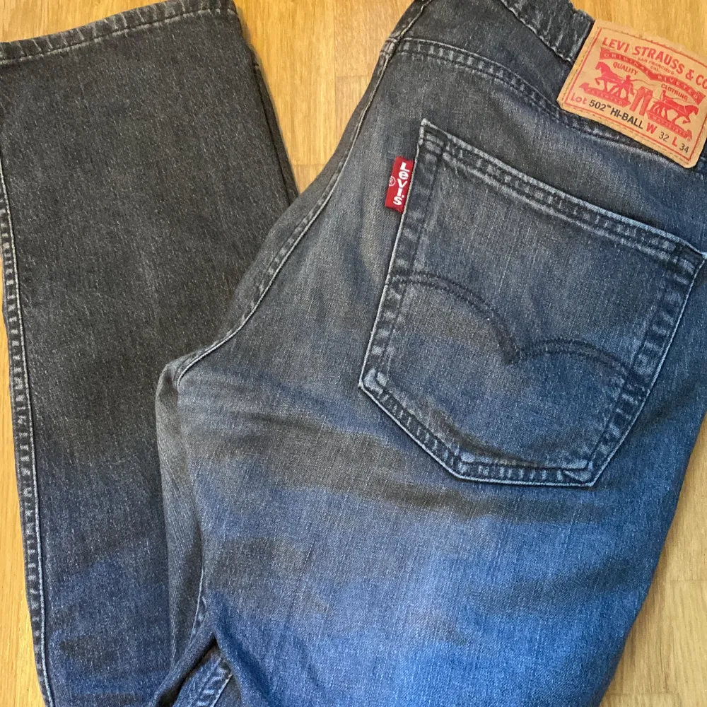 Säljer ett par Levi's 502 Hi-Ball jeans i storlek 32W 34L. De är i en snygg grå färg (Se bild 4 och 5) och har en straight fit. Jeansen är i bra skick. Kontakta gärna vid eventuella frågor. Jeans & Byxor.