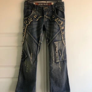 ascoola bootcut jeans - jättecoola jeans de art jeans som tyvärr är för stora 💔!! slitna längst nere på bena (sista bild) men i annars bra skick. tvättas före det skickas!