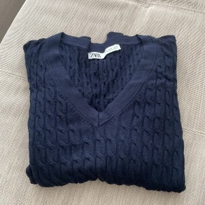 stickad tröja  - perfekt stickad tröja nu till hösten från zara, säljer då den inte kommer till användning. I gott skick 💓