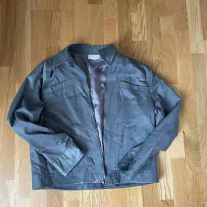 Grå jacka - Grå jacka från Lindex inköpt för några år sedan. Passar storlek S-M