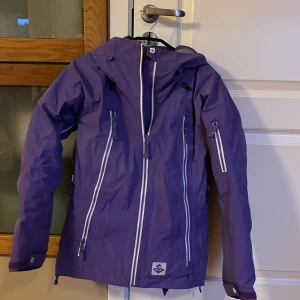 Skidjacka - Säljer skidjacka storlek XS💜💜💜Som ny, extremt lite använd🫶🏽 1000kr, kostar ca 4000kr ny🥰🥰