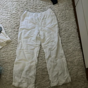 Linnebyxor  - jättefina linnebyxor från hm, Storlek M bra i längden på mig som är 174-175. Säljer pga för stora i midjan/låren sitter inte som jag vill direkt 
