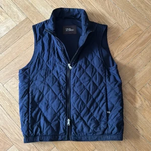 Oskar Jacobson väst  - Fin Oskar Jacobson väst perfekt nu inför hösten. Inga skador eller liknande på den skicket är som nytt. För fler frågor eller funderingar är det bara att höra av sig!