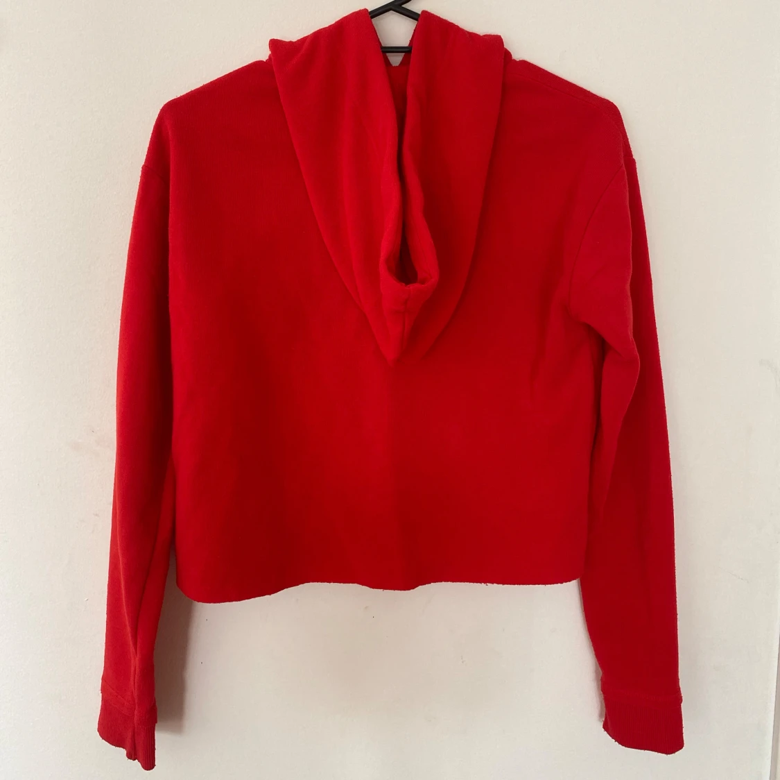 Röd croppad hoodie - 90