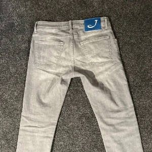 Jacob cohen jeans - Jacob cohen slim jeans gråa italiensk storlek 31 skick 10/10 pris 1100
