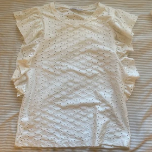 Zara topp - Sjukt söt topp från zara, använd fåtal gånger💗  Kontakta gärna mig vid frågor eller om fler bilder önskas!🥰🤗