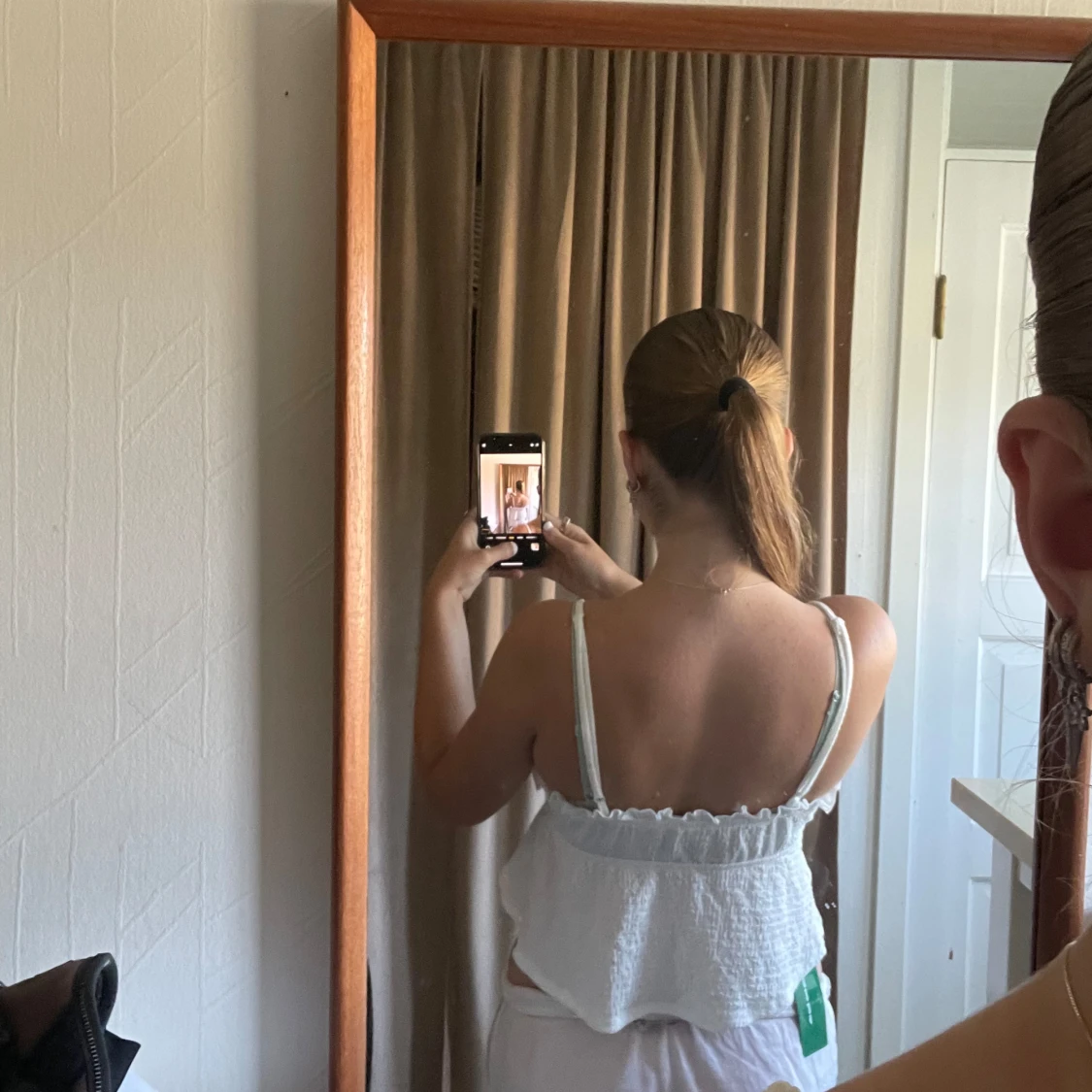 Vit spetslinne med volangdetaljer - 90