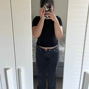 Lager 157 jeans  - Säljer dessa jeansen ifrån lager 157 i modellen Säljer dessa jeans (icon) , köpta för cirka ett år sen men i super bra skick endast lite slitning vid hälen (sista bilden), jag är cirka 156 cm och dom passar nog en 160-165 också. Hör av er om frågor🥰